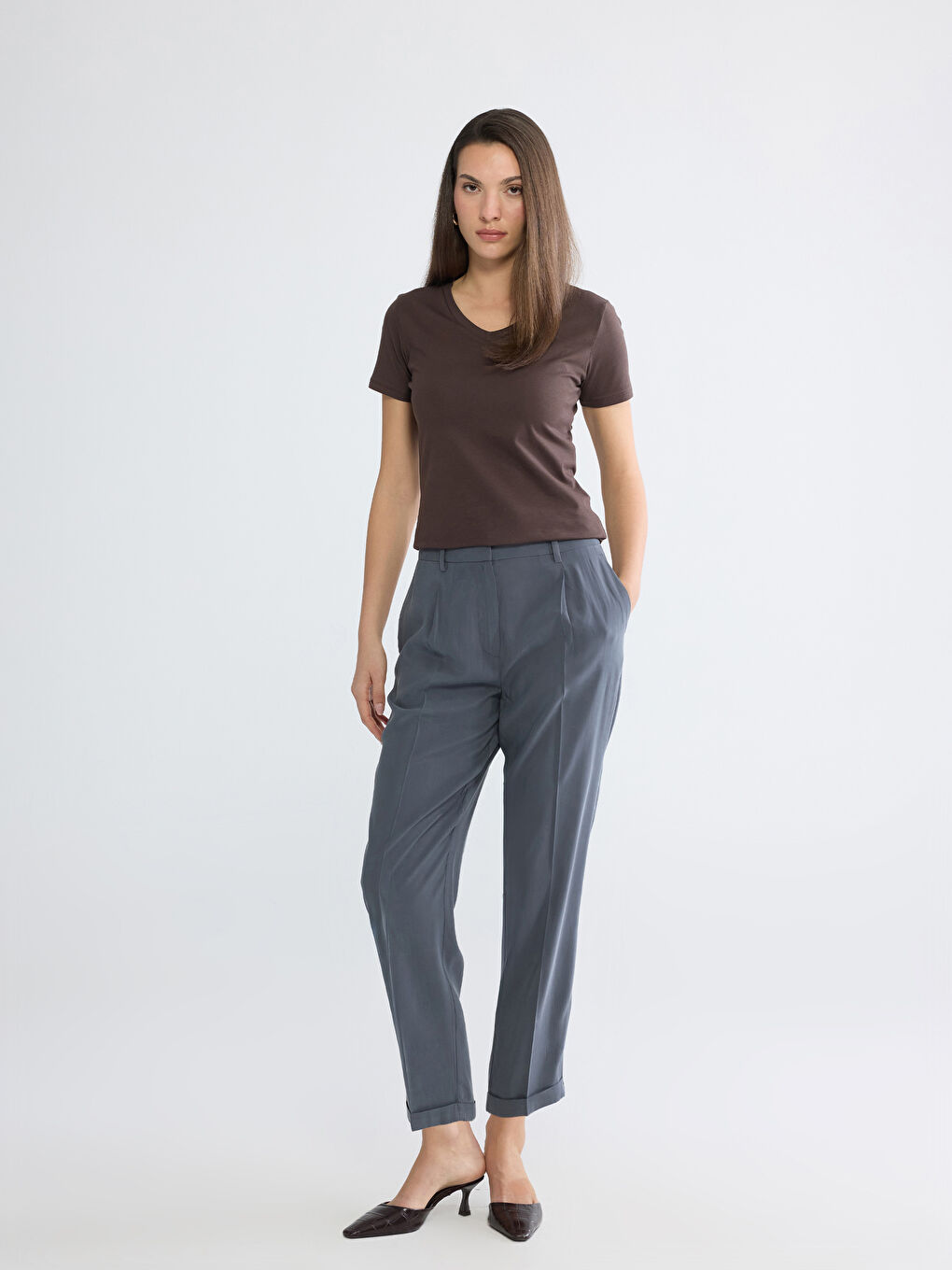 Kahverengi V Yaka Kadın Tişört-1