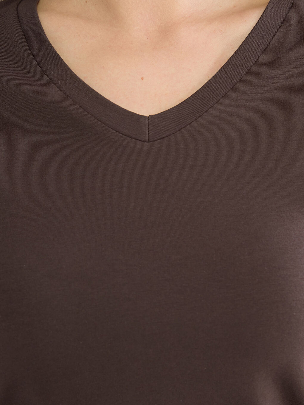 Kahverengi V Yaka Kadın Tişört-2