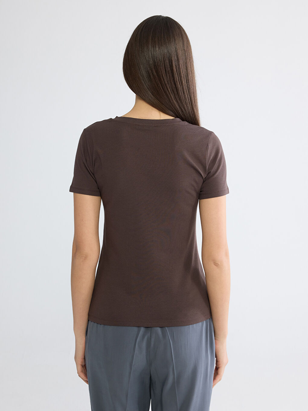 Kahverengi V Yaka Kadın Tişört-3