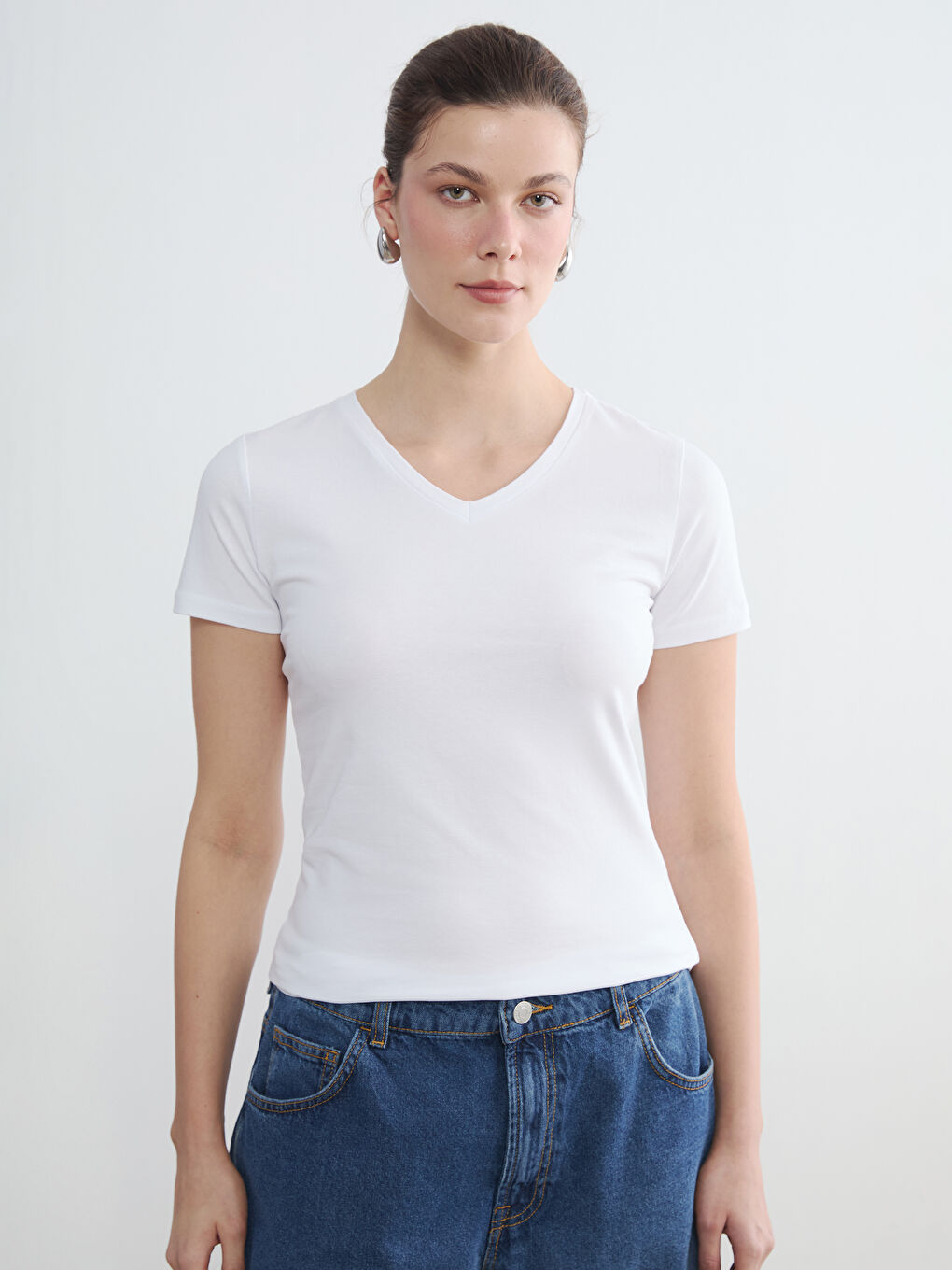 Beyaz V Yaka Kadın Tişört