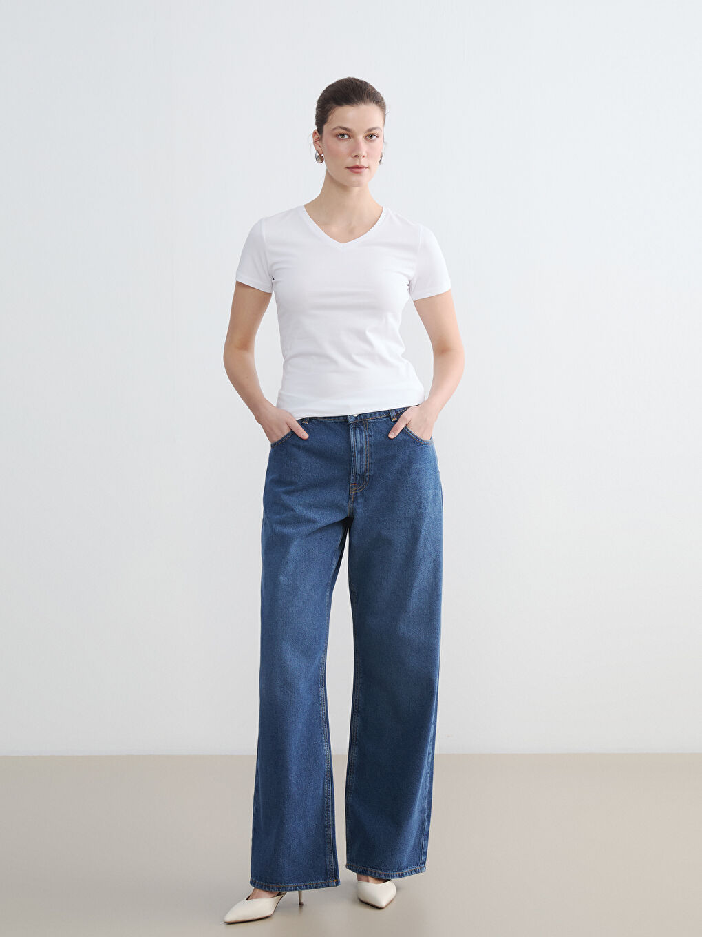 Beyaz V Yaka Kadın Tişört-1