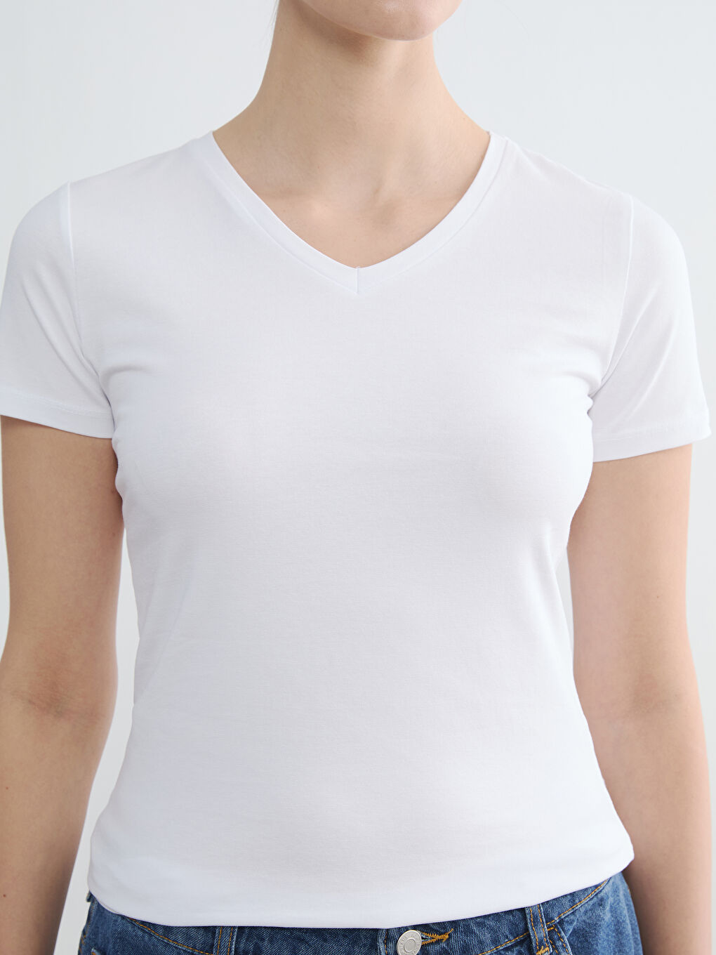 Beyaz V Yaka Kadın Tişört-2