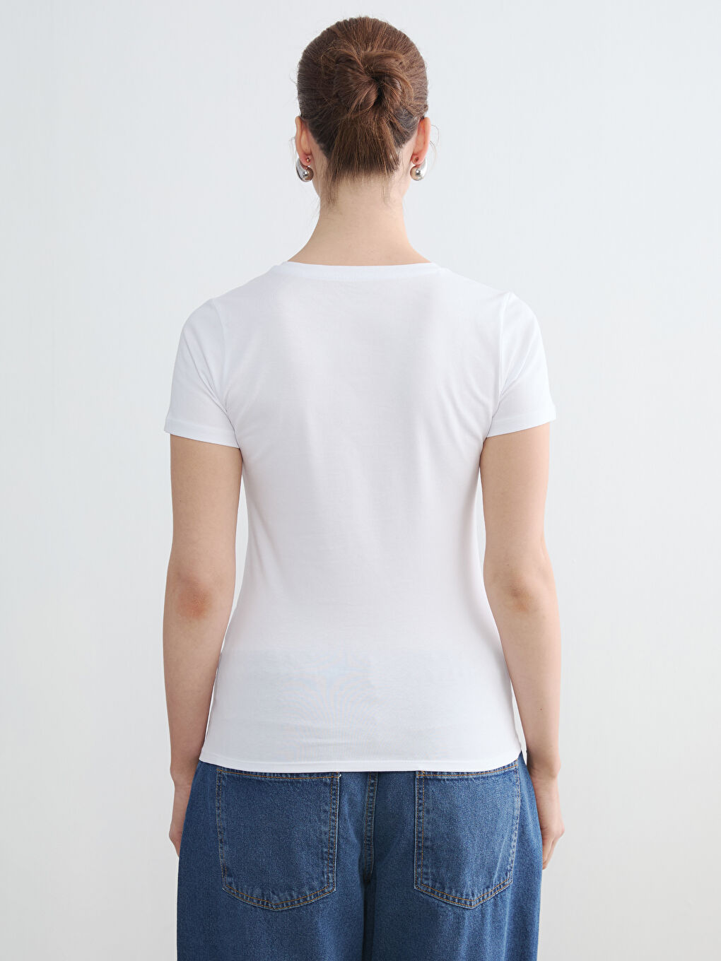 Beyaz V Yaka Kadın Tişört-3