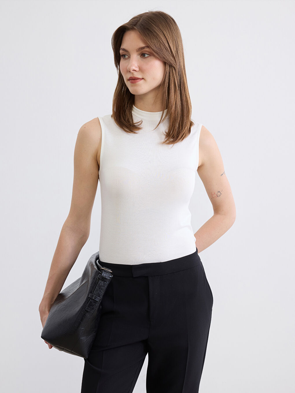 Ekru Dik Yaka Kadın Atlet