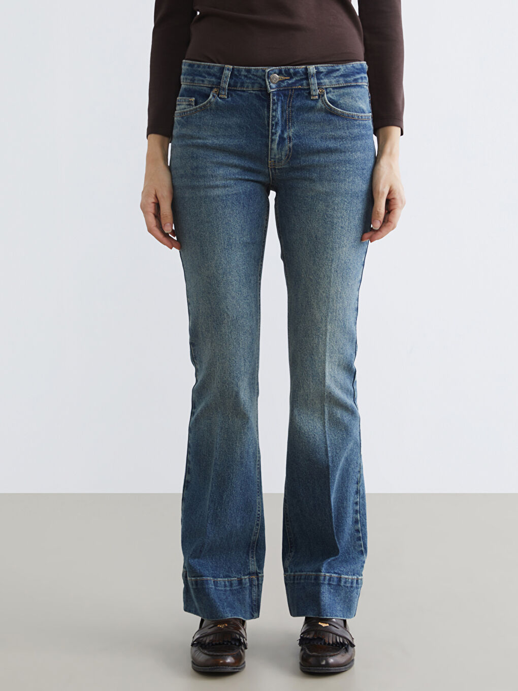 Дамски джинсови панталони с разкрояване-1