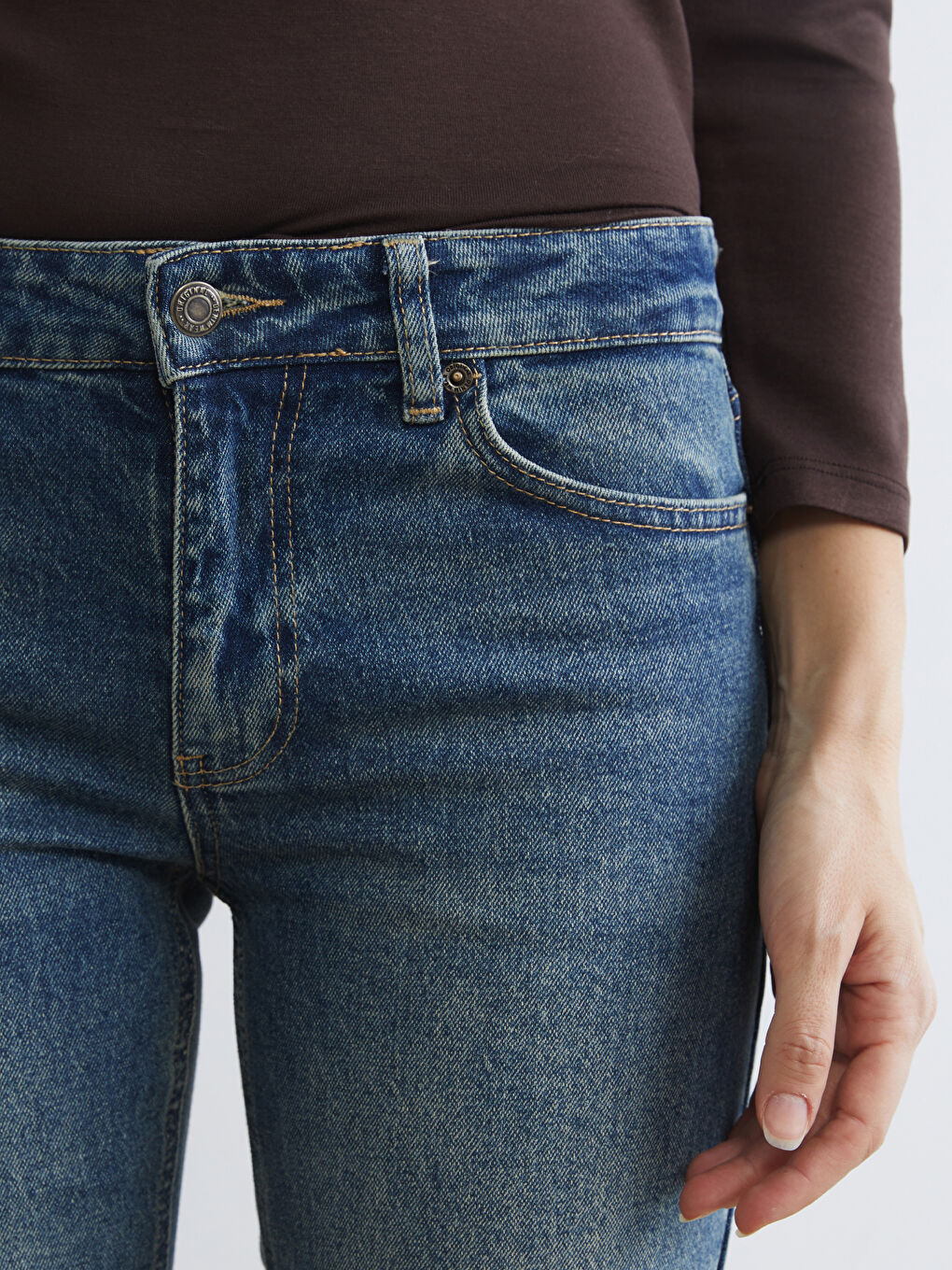 Дамски джинсови панталони с разкрояване-2