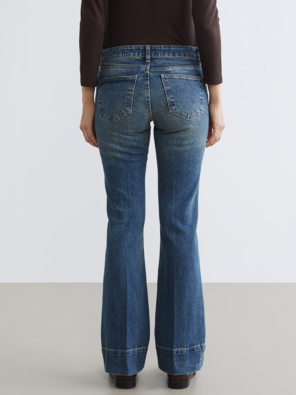 Дамски джинсови панталони с разкрояване-3