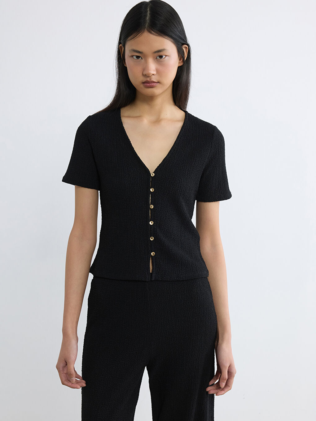 Siyah V Yaka Dokulu Bluz