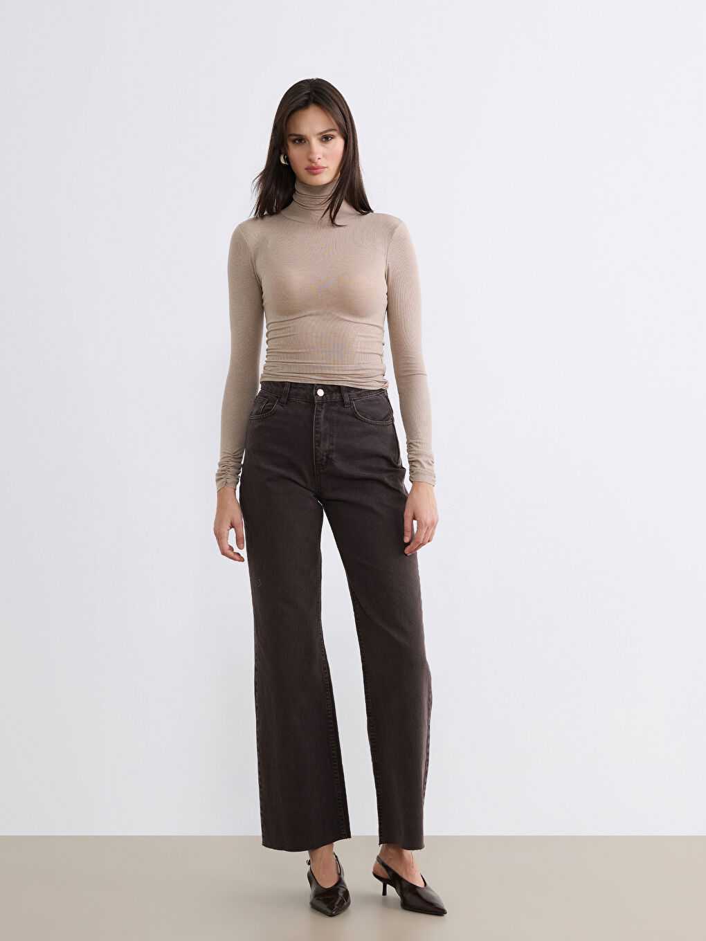 Bej Dik Yaka Kadın Body-1