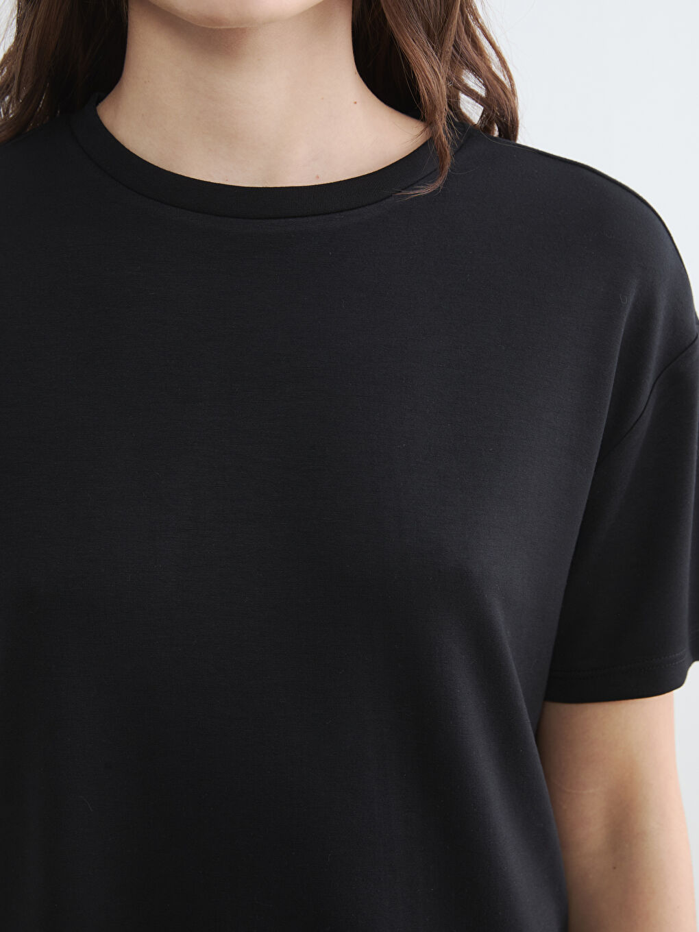 Siyah Bisiklet Yaka Soft Touch Kadın Tişört-2