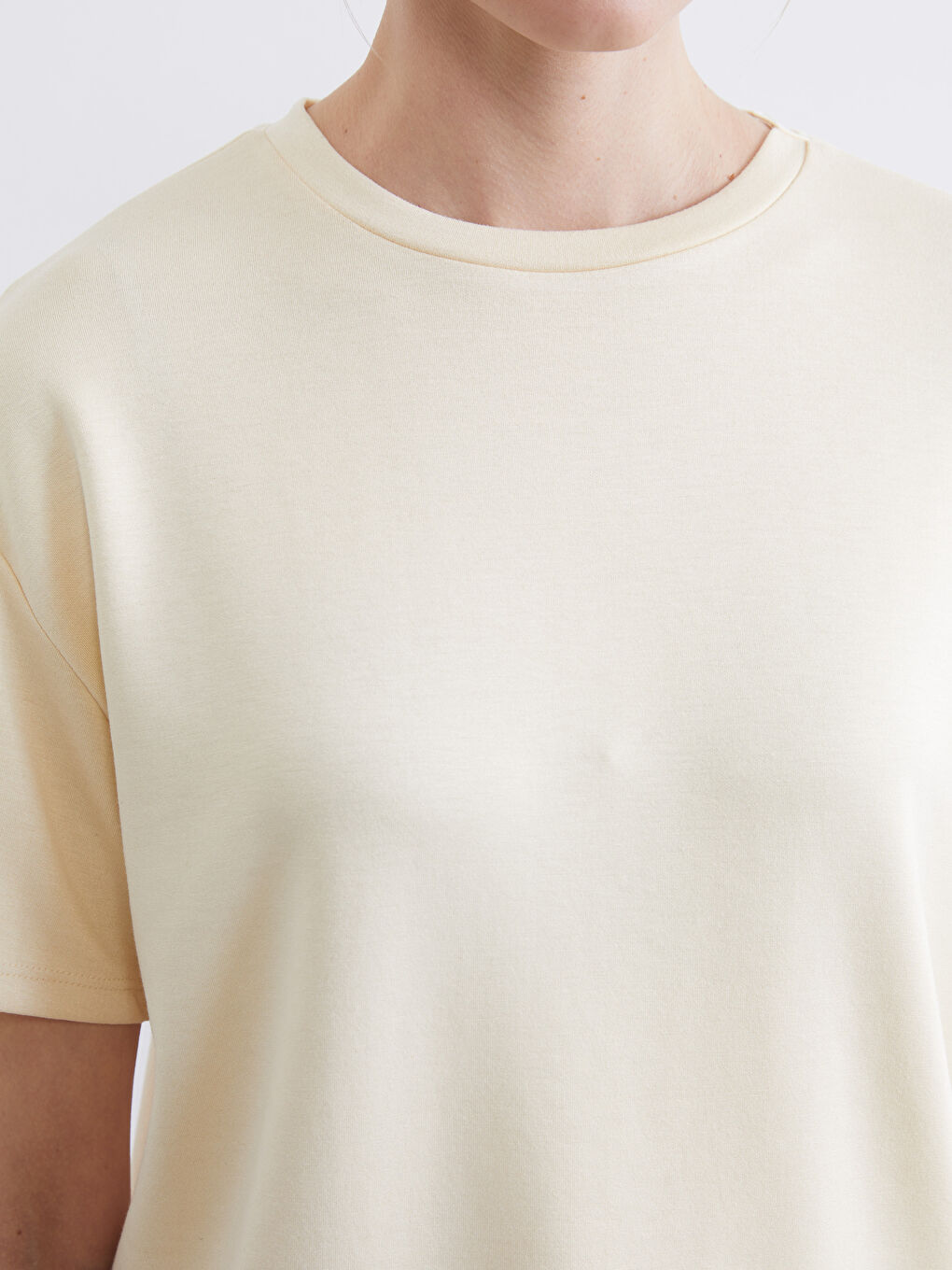 Bej Bisiklet Yaka Soft Touch Kadın Tişört-2