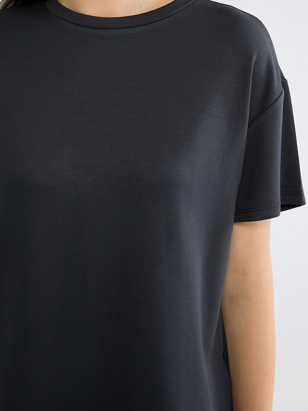 Siyah Bisiklet Yaka Soft Touch Kadın Tişört-2