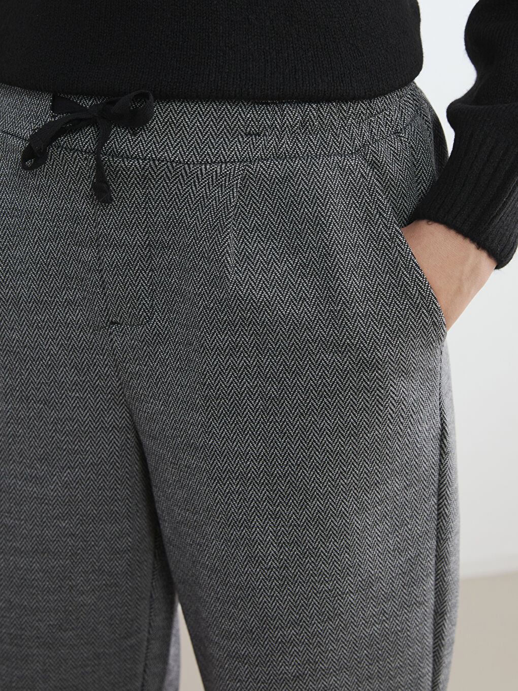 Gri Beli Lastikli Desenli Kadın Pileli Pantolon-2