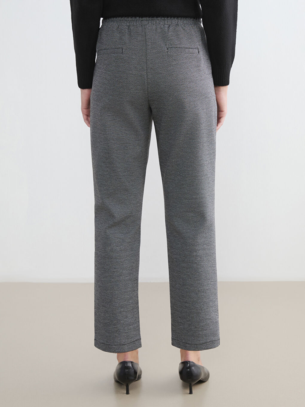 Gri Beli Lastikli Desenli Kadın Pileli Pantolon-3