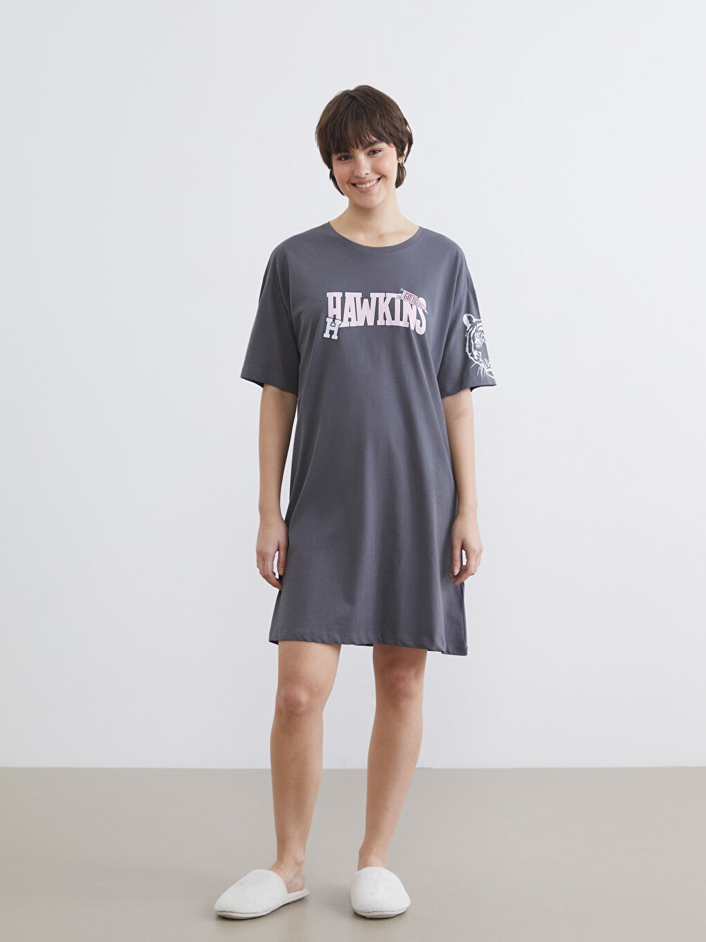 Gri Stranger Things Baskılı Kadın Gecelik