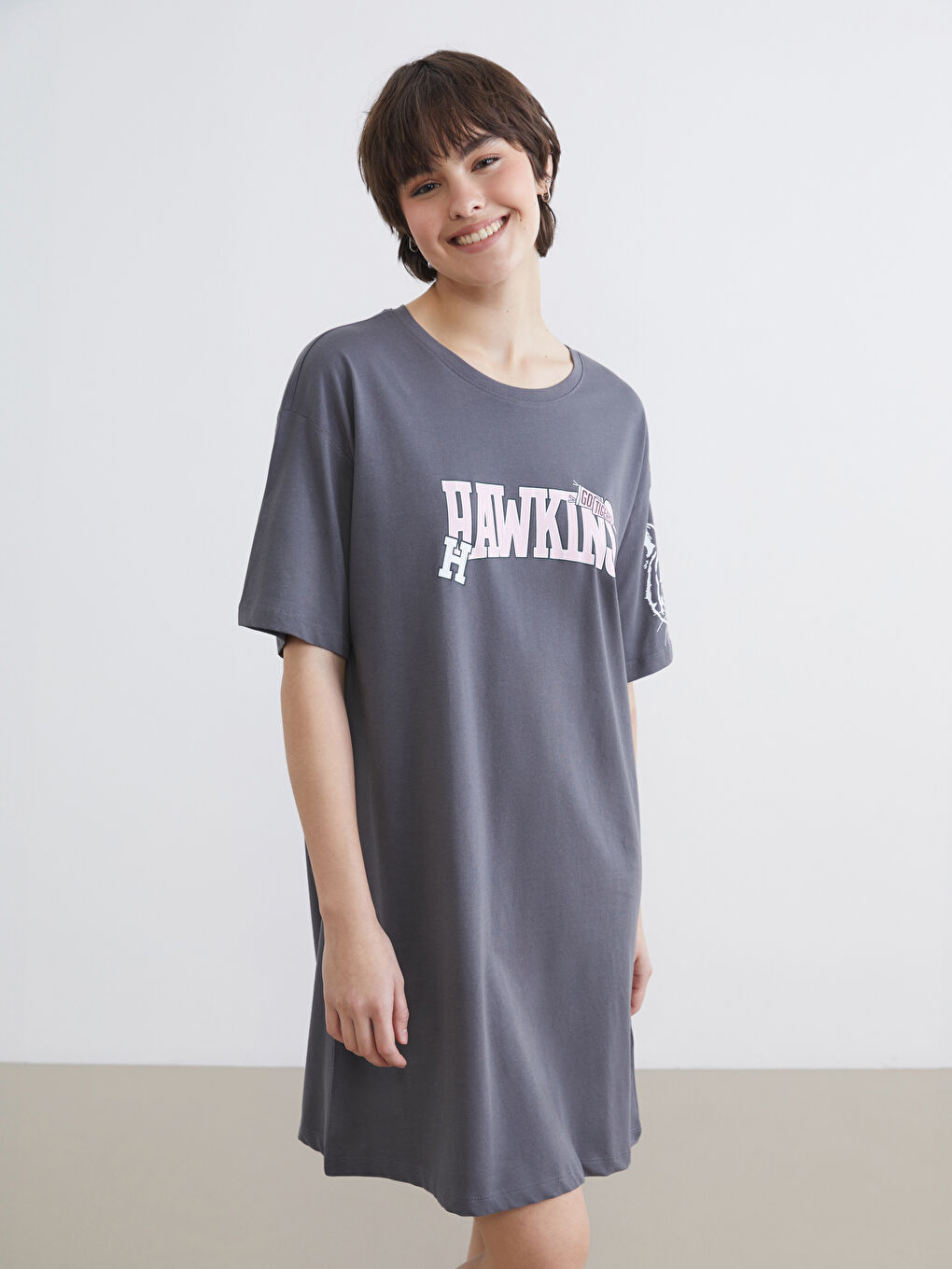 Gri Stranger Things Baskılı Kadın Gecelik-1