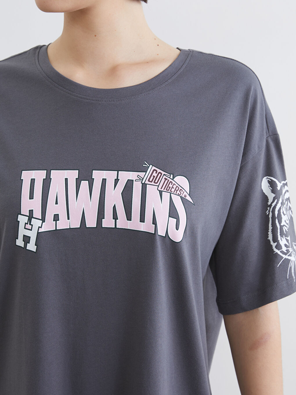 Gri Stranger Things Baskılı Kadın Gecelik-2