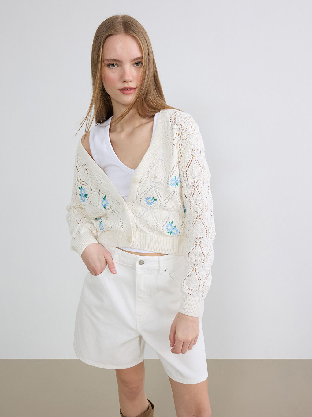 Ekru V Yaka Nakışlı Kadın Triko Hırka