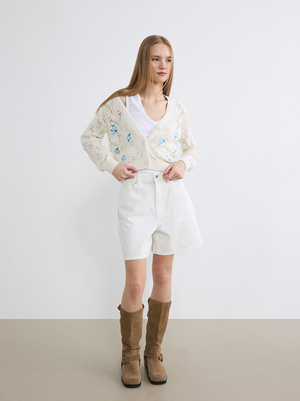 Ekru V Yaka Nakışlı Kadın Triko Hırka-1