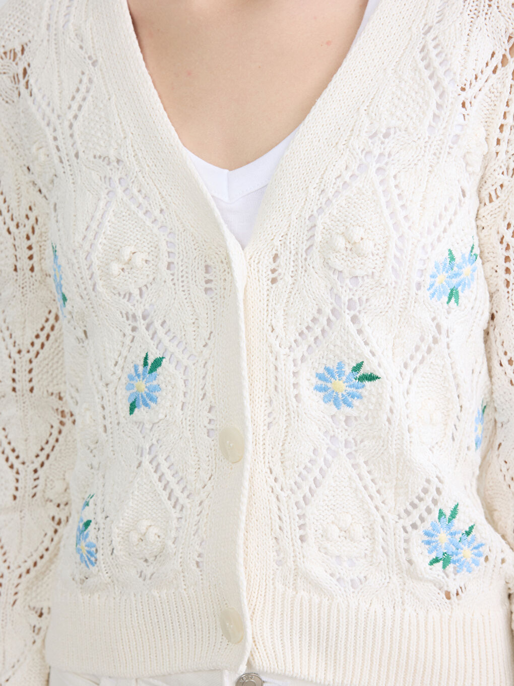 Ekru V Yaka Nakışlı Kadın Triko Hırka-2