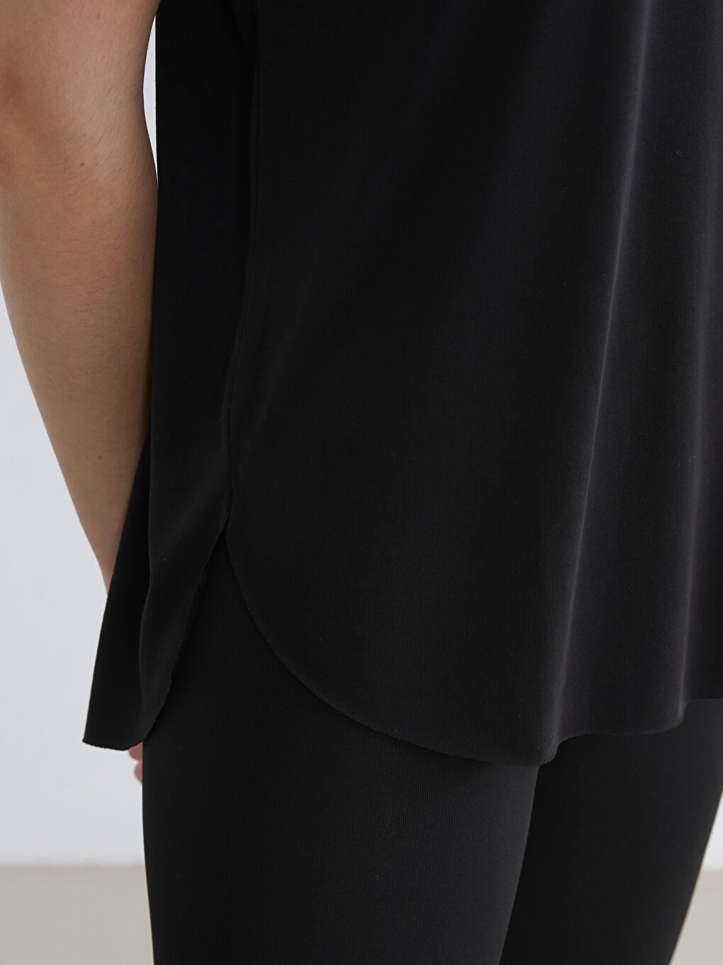 Siyah Bisiklet Yaka Oversize Kadın Spor Tişört-2