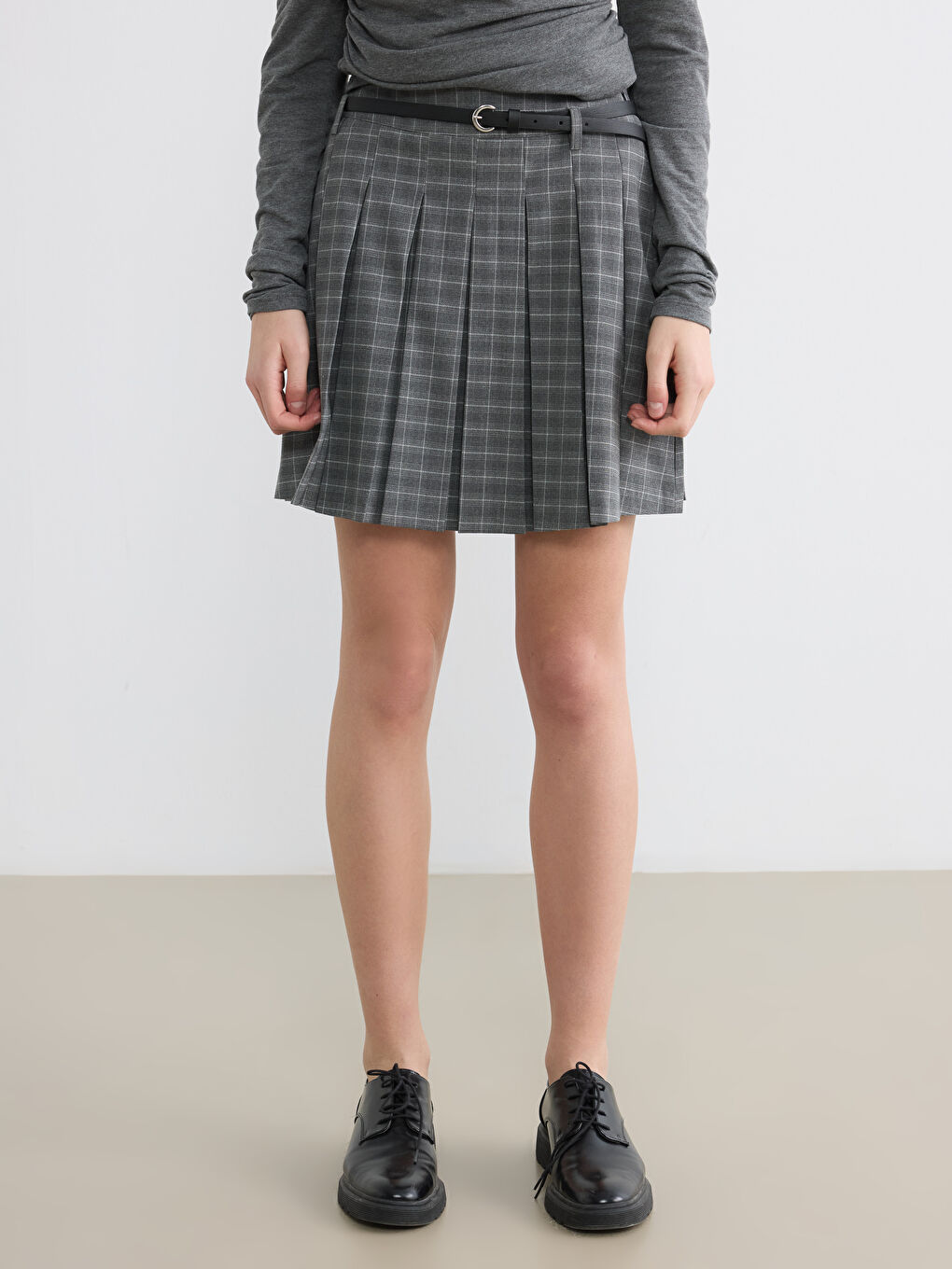 Gri Beli Kemerli Ekose Pileli Mini Etek	-1