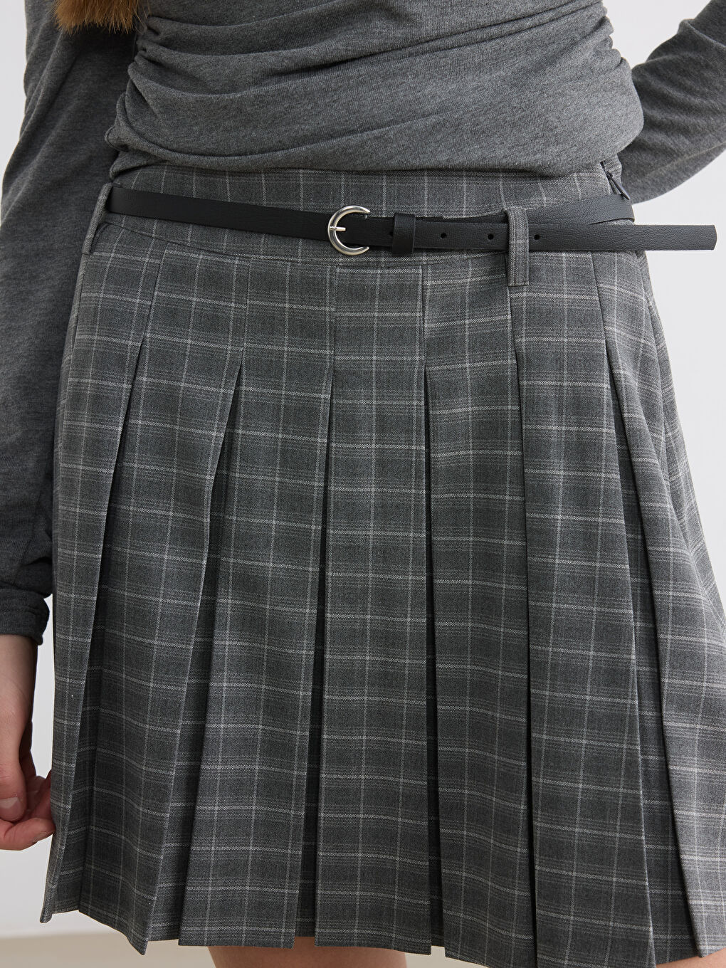 Gri Beli Kemerli Ekose Pileli Mini Etek	-2