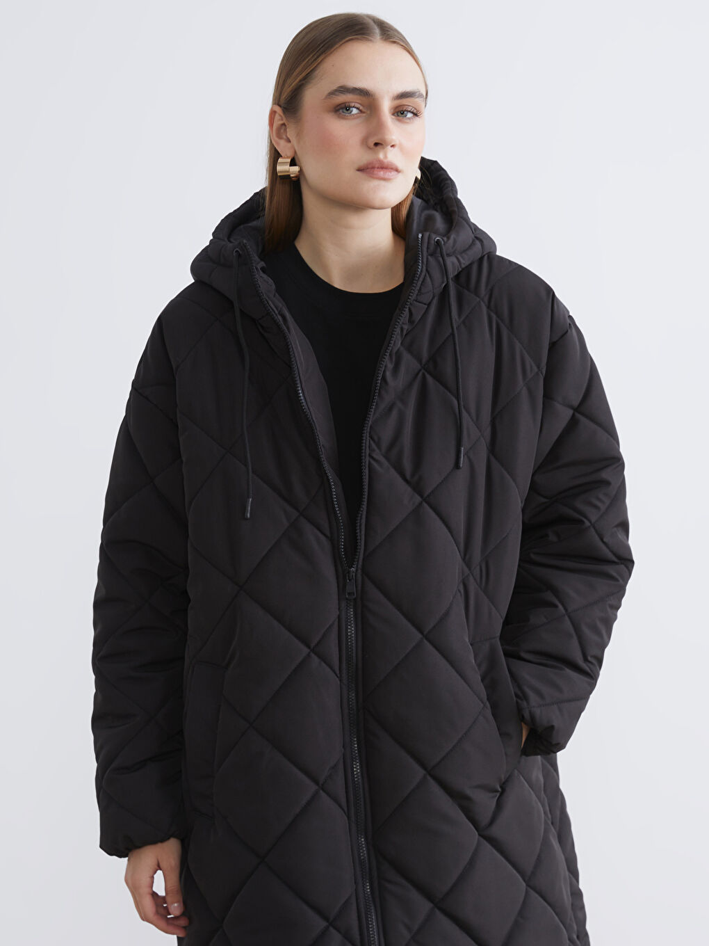 Siyah Kapüşonlu Kapitone Kadın Şişme Mont-1