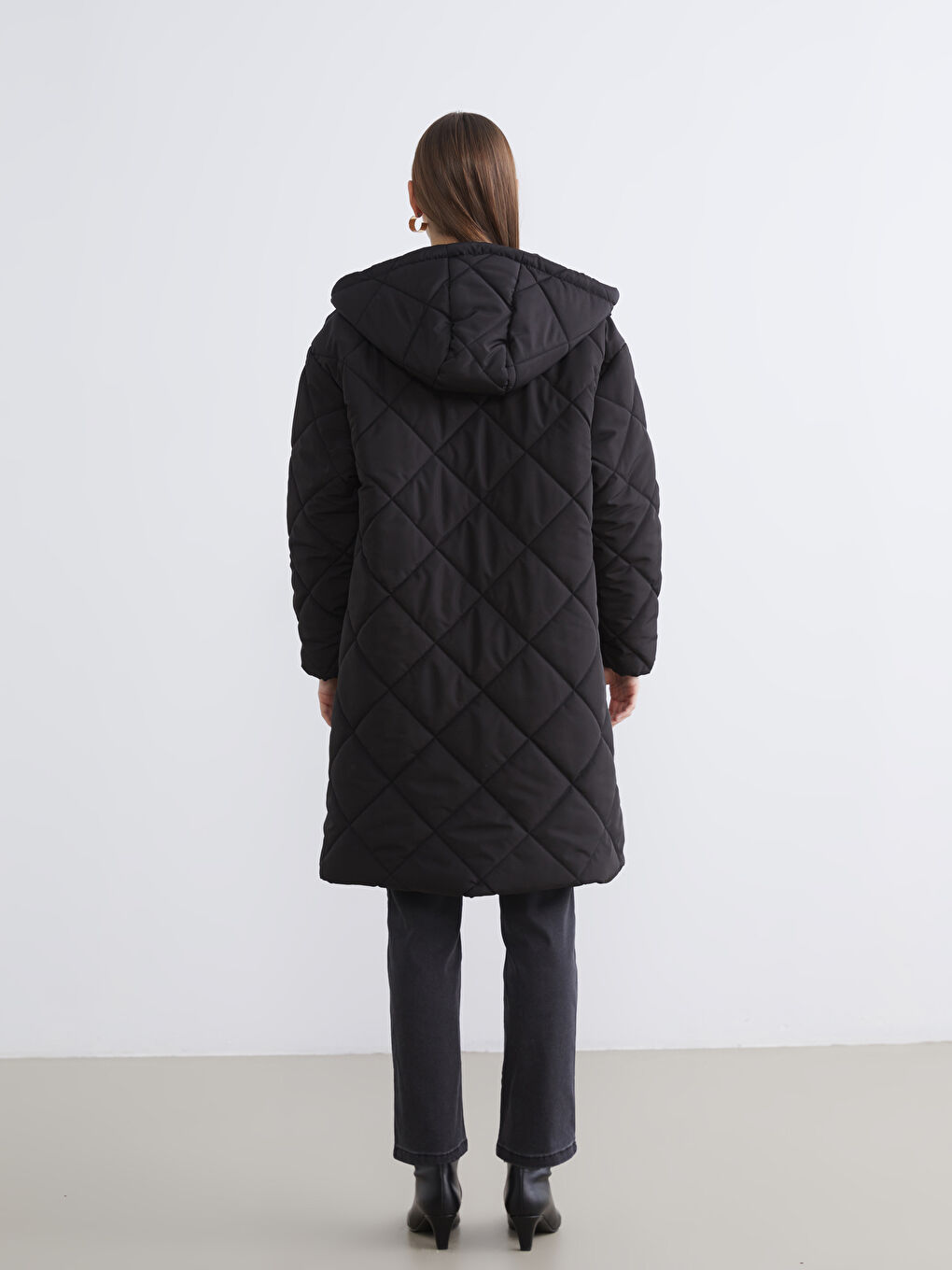 Siyah Kapüşonlu Kapitone Kadın Şişme Mont-4