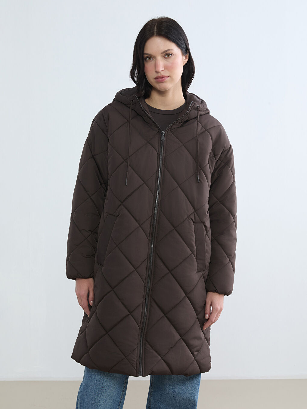 Kahverengi Kapüşonlu Kapitone Kadın Şişme Mont