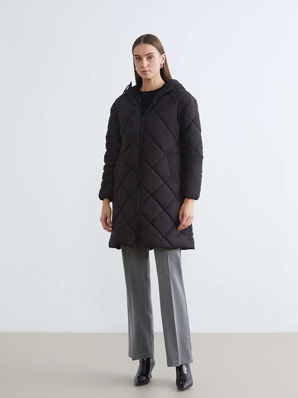 Siyah Kapüşonlu Kapitone Kadın Şişme Mont-1