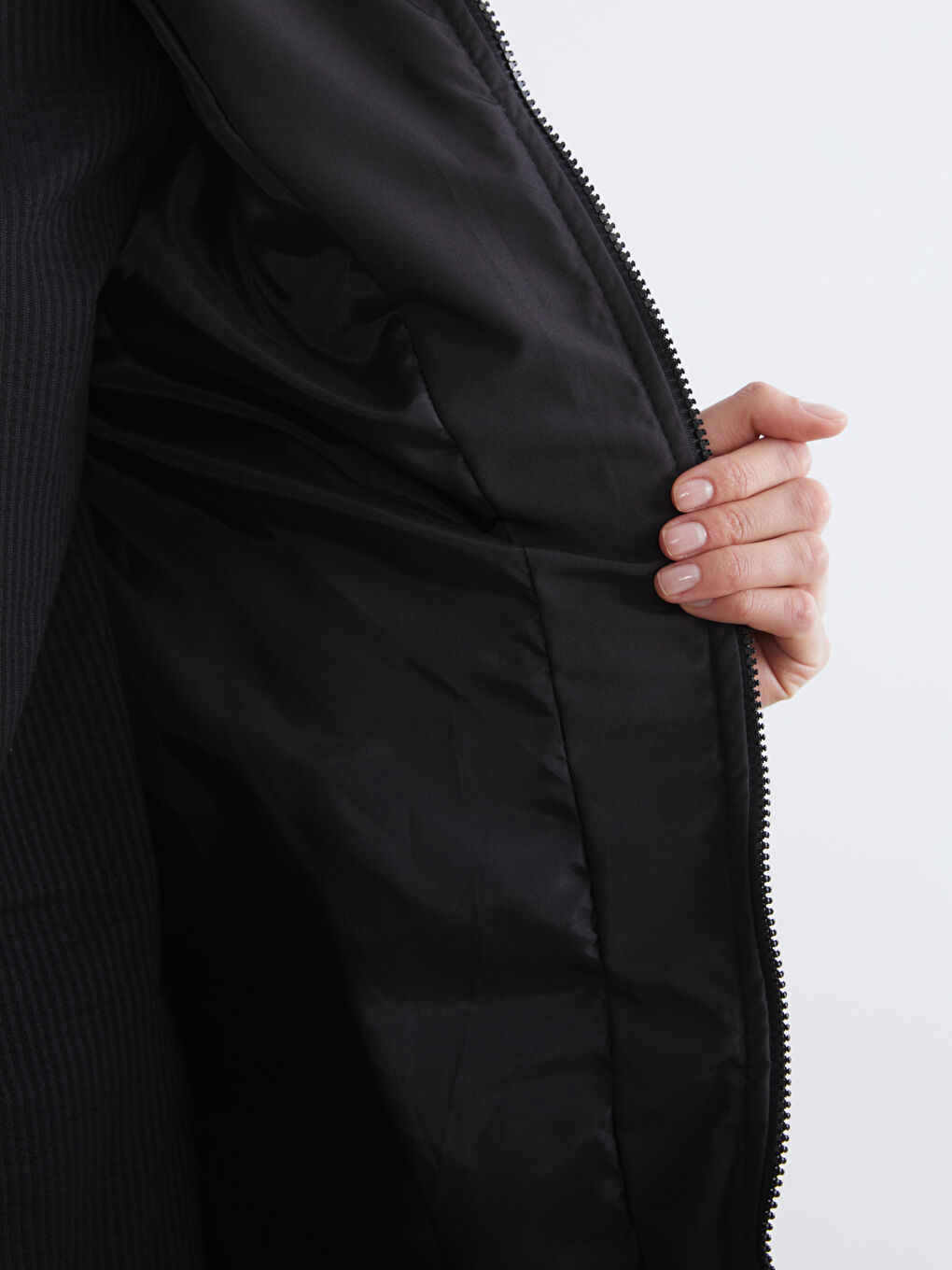 Siyah Kapüşonlu Kapitone Kadın Şişme Mont-3