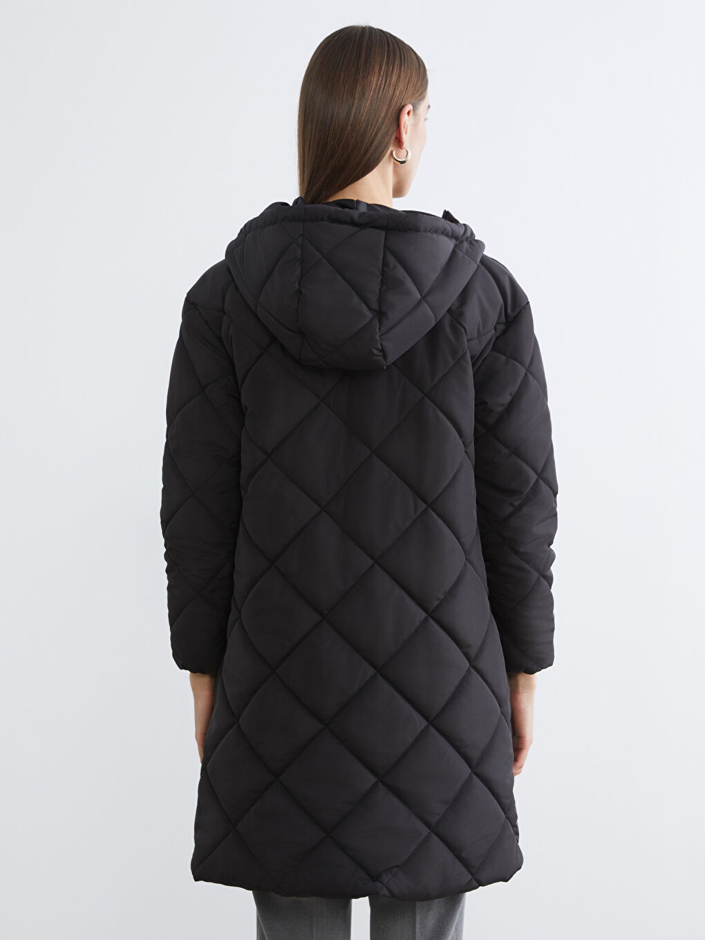 Siyah Kapüşonlu Kapitone Kadın Şişme Mont-4