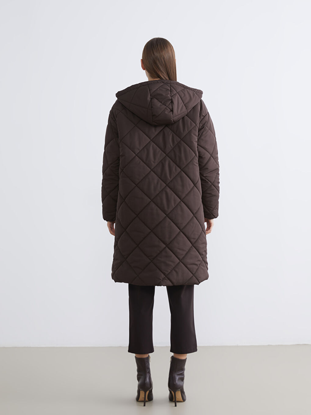 Kahverengi Kapüşonlu Kapitone Kadın Şişme Mont-4