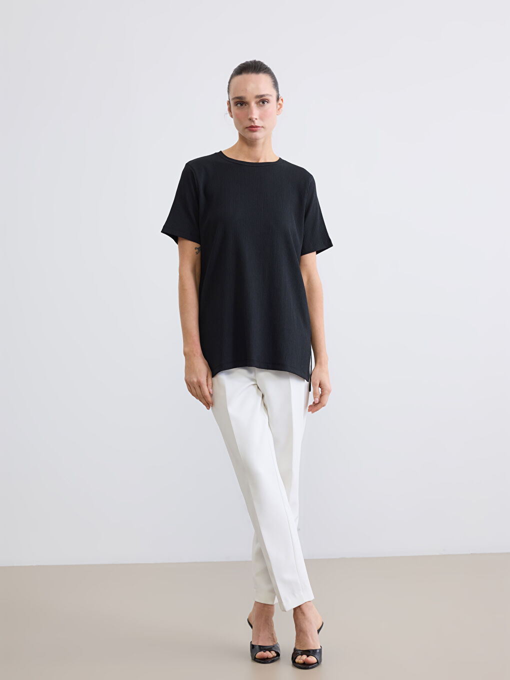 Siyah Bisiklet Yaka Fitilli Kadın Tişört-1