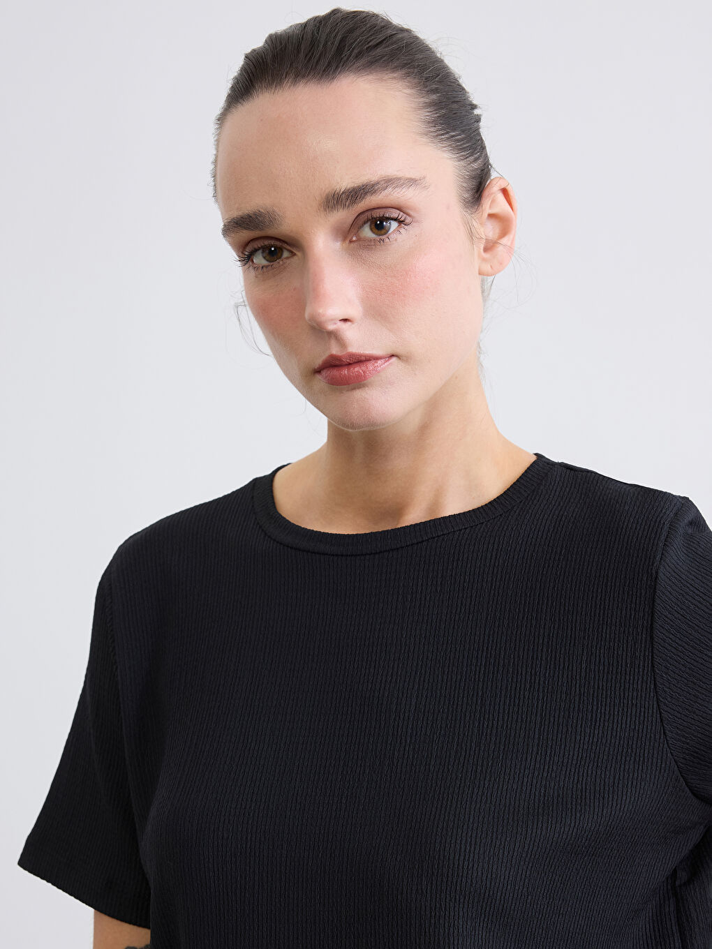 Siyah Bisiklet Yaka Fitilli Kadın Tişört-2