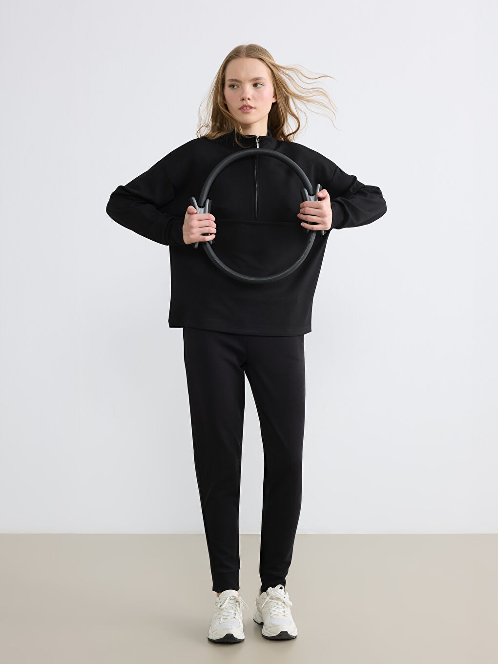 Siyah Dik Yaka Soft Touch Oversize Kadın Sweatshirt-1