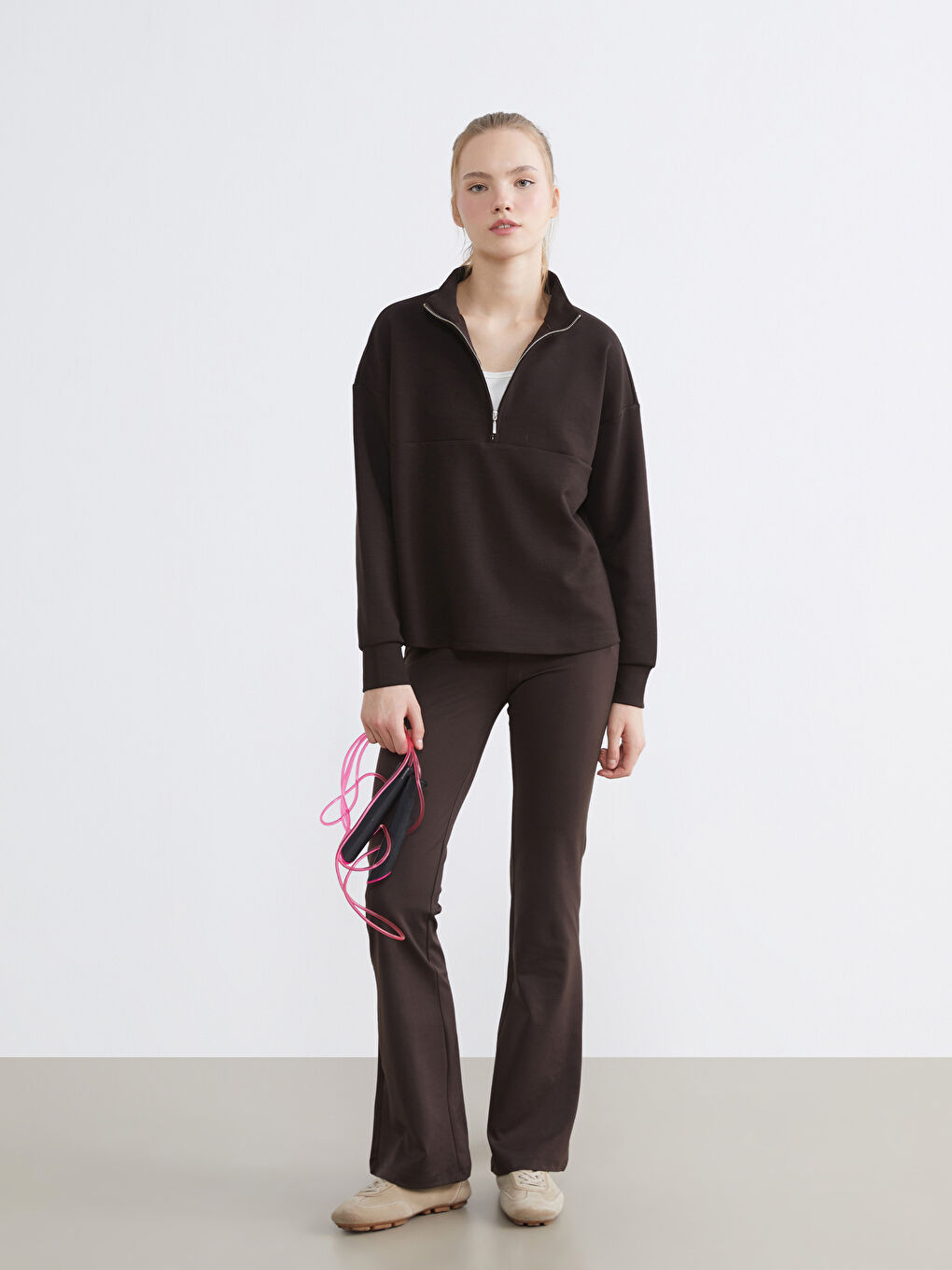 Hanorac supradimensionat pentru femei, cu guler înalt și atingere delicată.-1