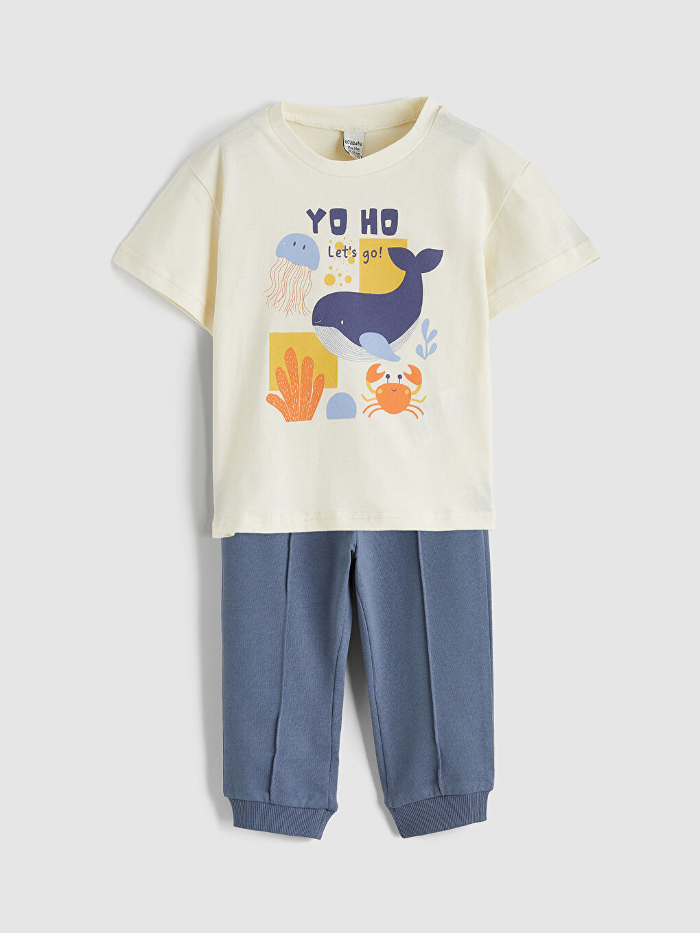 طقم طوبي مصفر طفل صغير