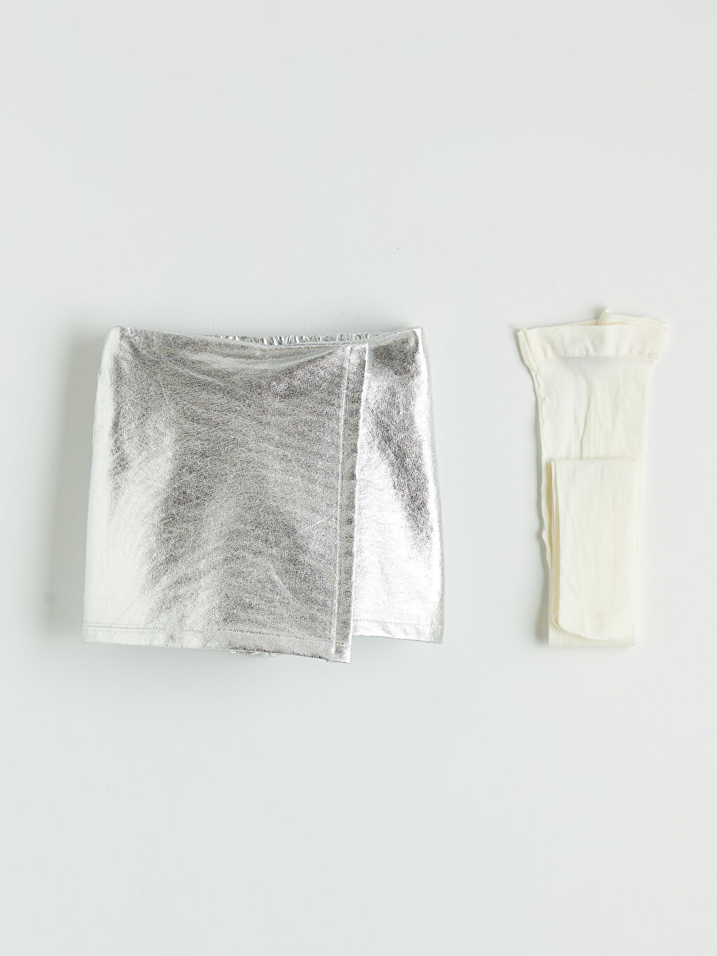 Gri Parlak Görünümlü Kız Çocuk Şort Etek ve Külotlu Çorap