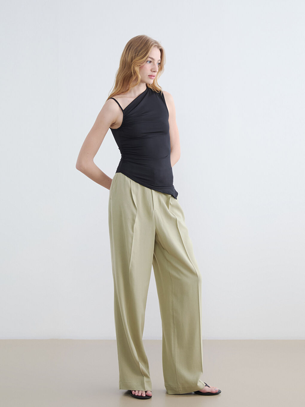 Haki Loose Fit Keten Karışımlı Kadın Pileli Pantolon