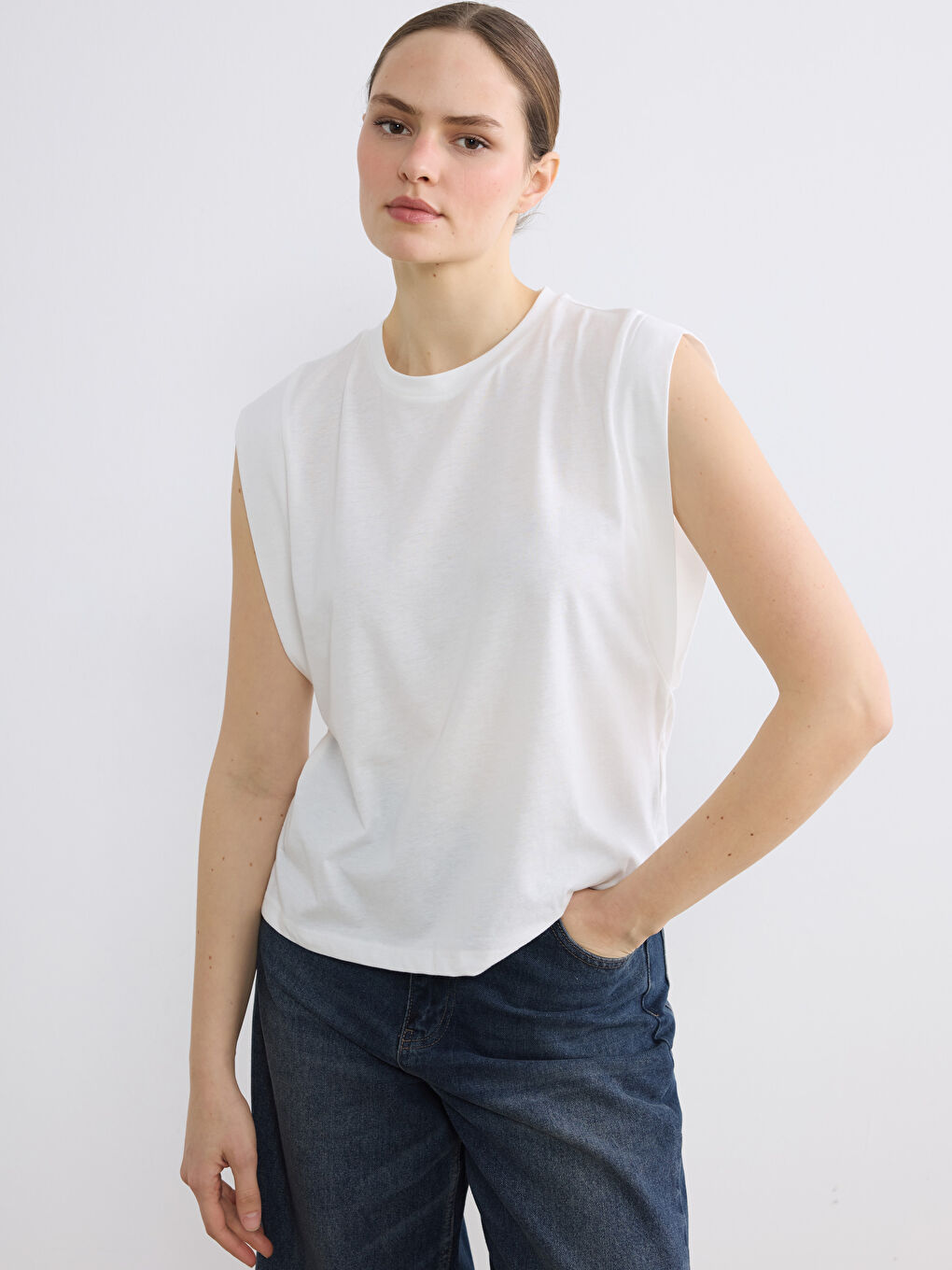 Beyaz Bisiklet Yaka Kolsuz Bluz	