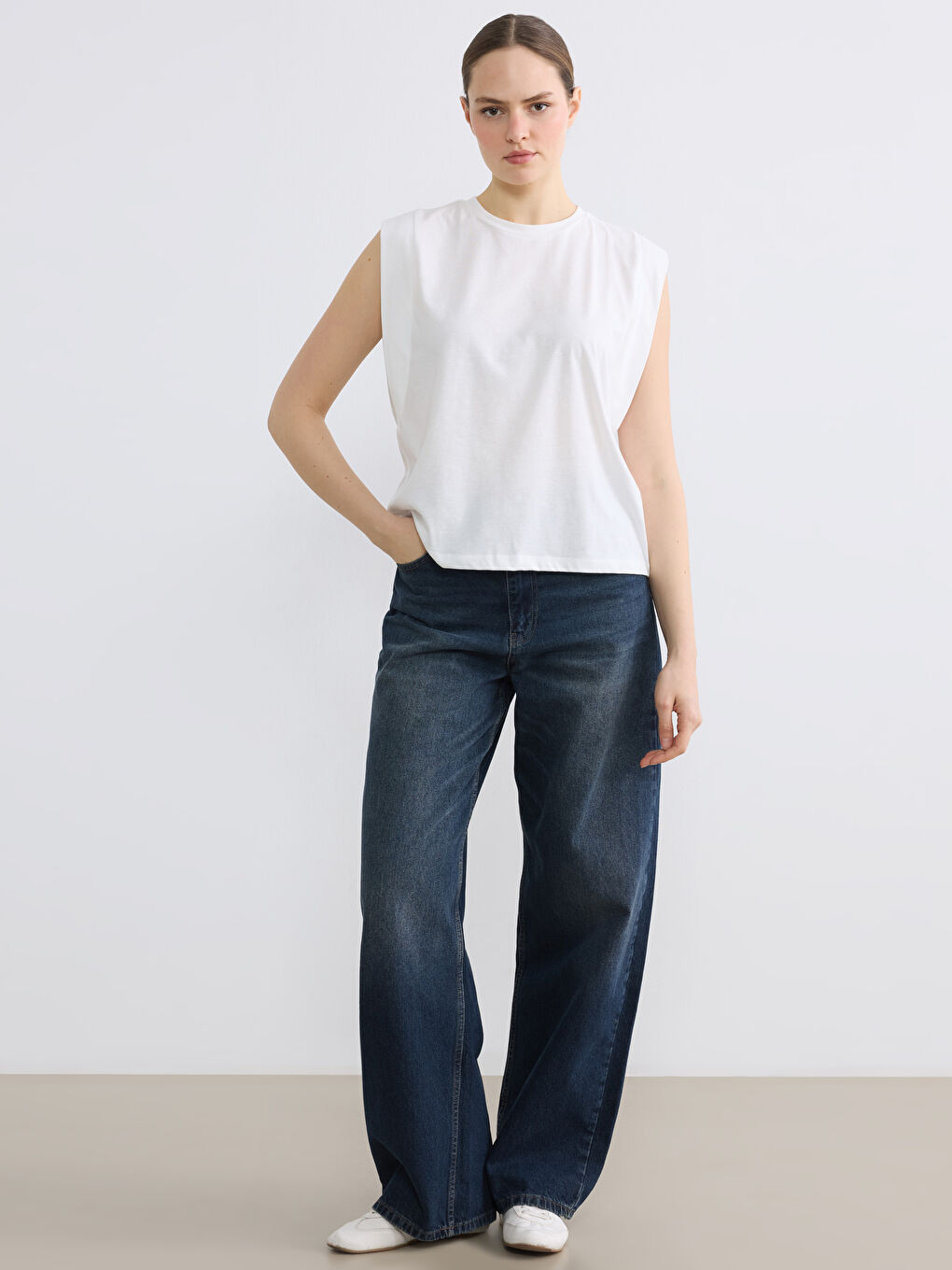 Beyaz Bisiklet Yaka Kolsuz Bluz	-1