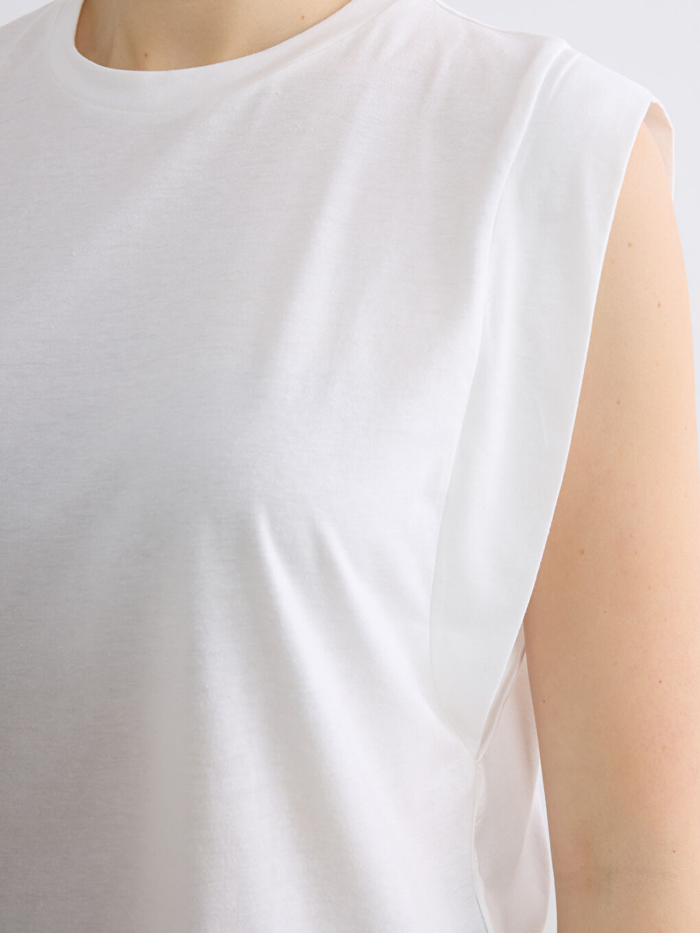 Beyaz Bisiklet Yaka Kolsuz Bluz	-2