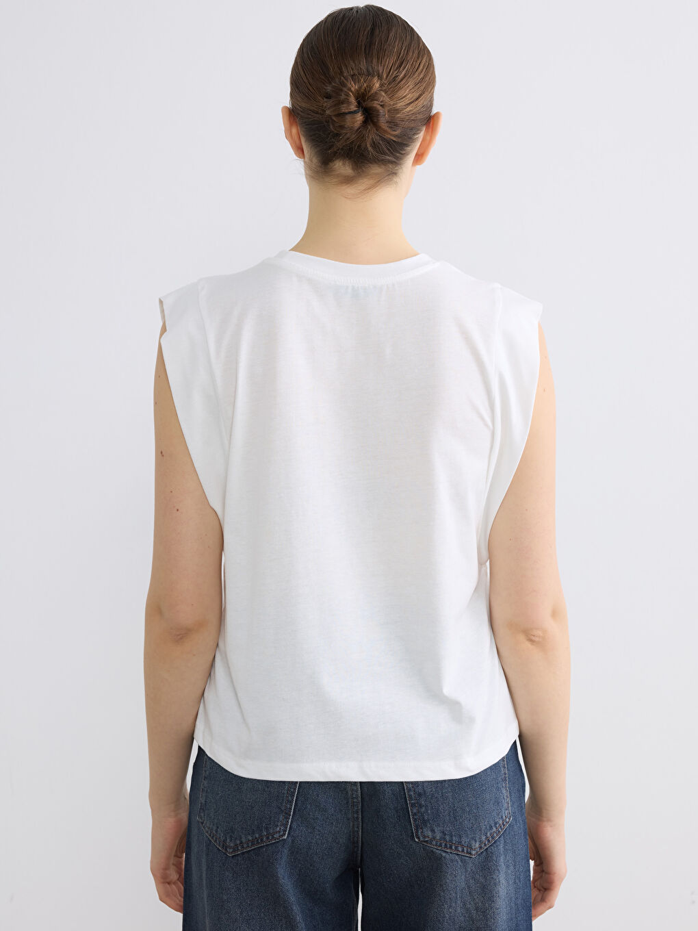 Beyaz Bisiklet Yaka Kolsuz Bluz	-3