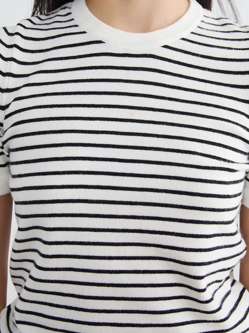 سترة تريكو نسائية مخططة بياقة دائرية وأكمام قصيرة-2