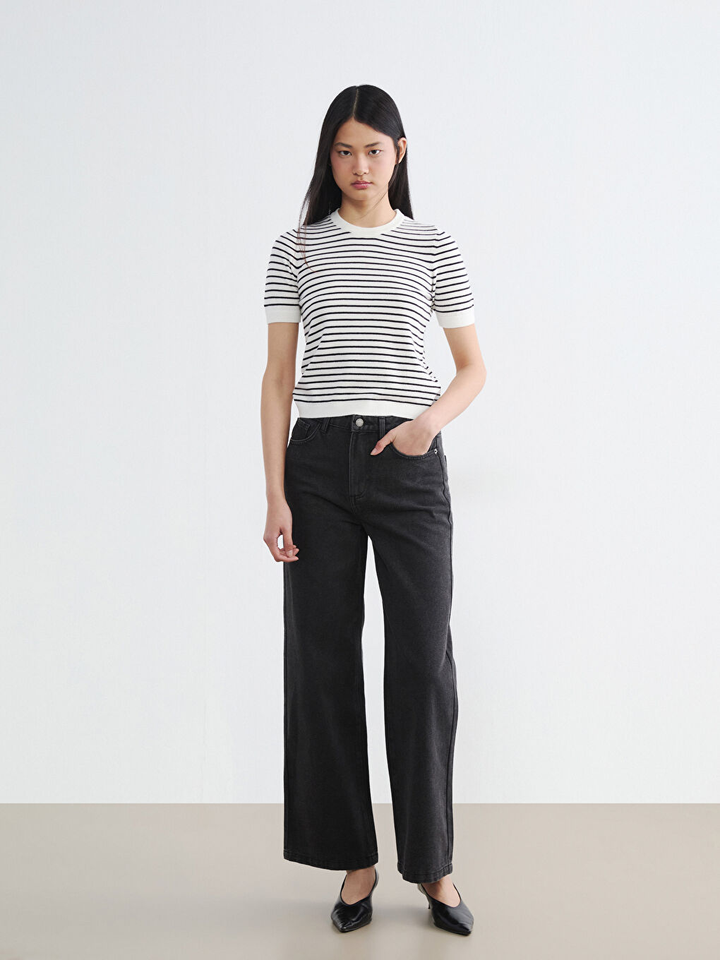 سترة تريكو نسائية مخططة بياقة دائرية وأكمام قصيرة-1