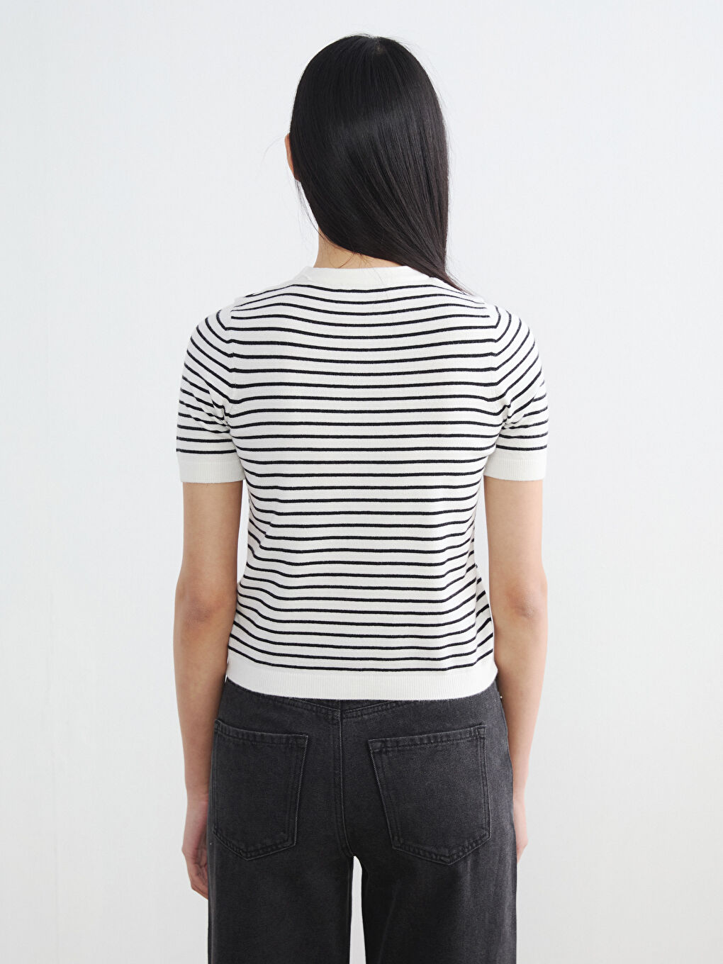 سترة تريكو نسائية مخططة بياقة دائرية وأكمام قصيرة-3