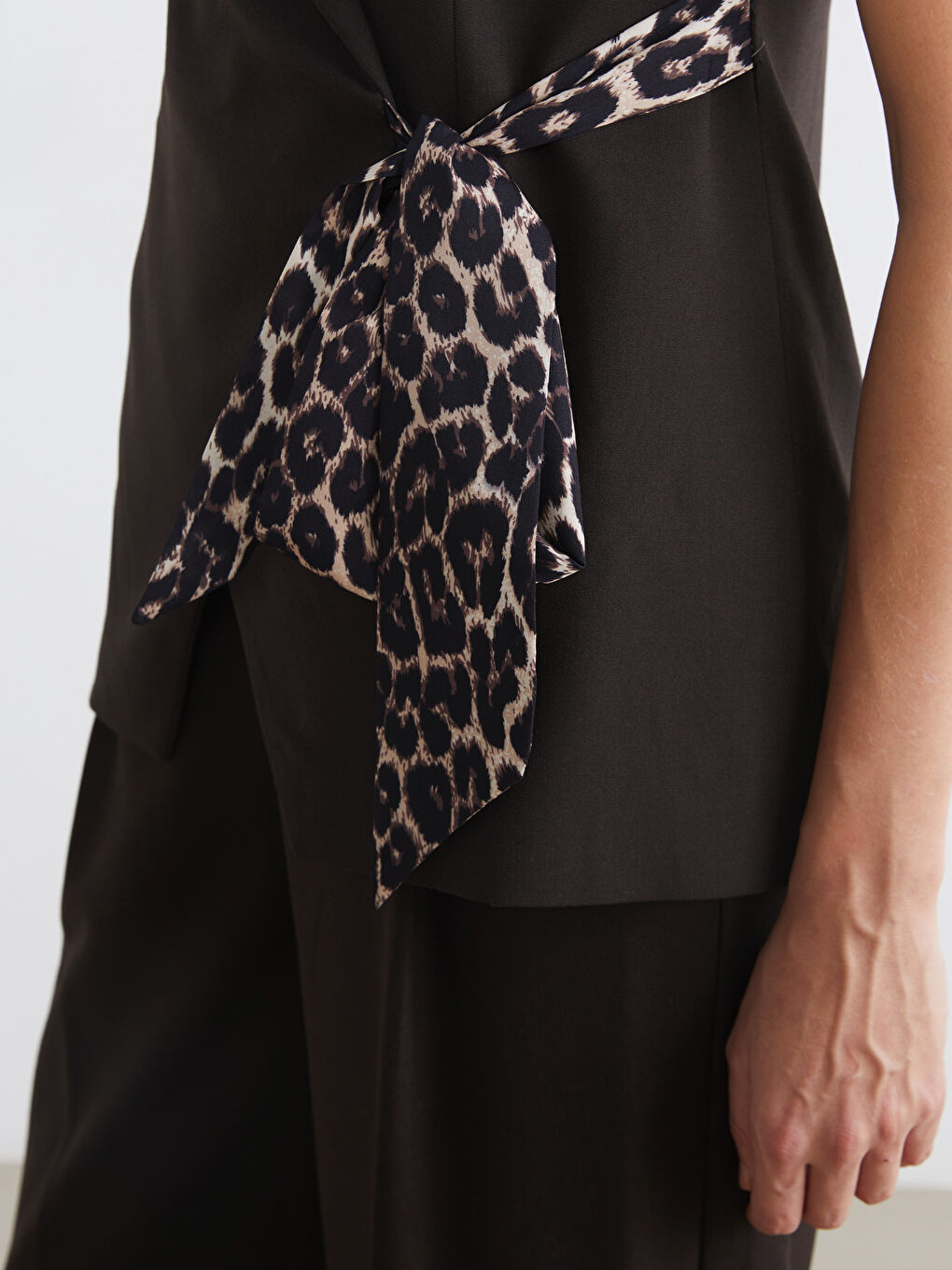 Kahverengi Kruvaze Yaka Fular Bağlamalı Kadın Klasik Yelek-3