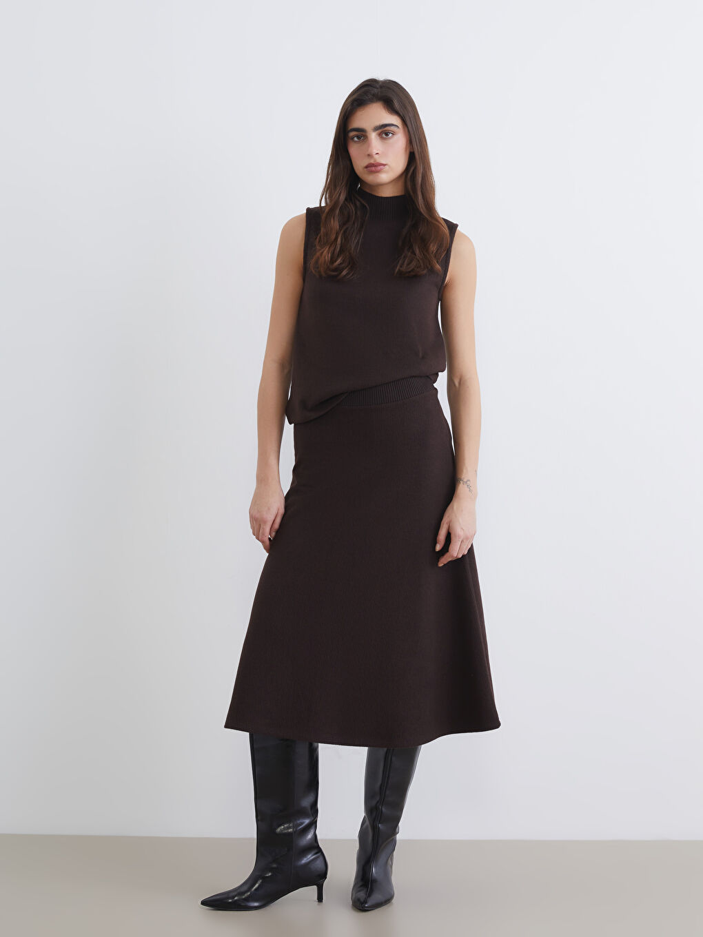 تەنورە قاوه‌یی ژن